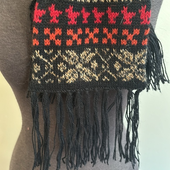 Intisouvenirs Hand-Knit Alpaca Scarf - Picture 3 of 5